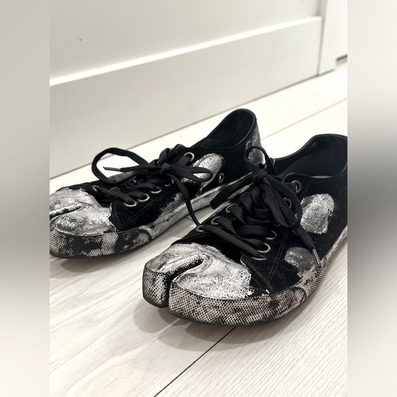 Maison Margiela Tabi Split-Toe Sneakers – Unique Silver Splatter Design - Picture 5 of 5